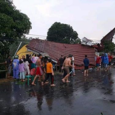 Dampak Hujan Deras Dan Angin Kencang Puluhan Rumah Warga Dan City Mall Rusak Sriwijayatimes